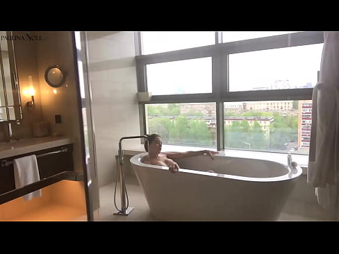 ❤️ Enorme babe die hartstochtelijk haar poesje aftrekt in de badkamer ❤️ Fucking at us