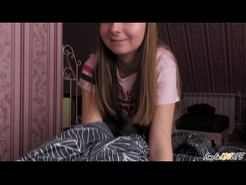 ❤️ Blondie zuigt haar BFF's diep en krijgt Cum in haar mond ❤️ Fucking at us
