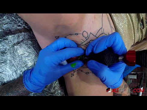 ❤️ Extreem getatoeëerde hottie Sully Savage kreeg een tatoeage op haar clitoris ❤️ Fucking at us
